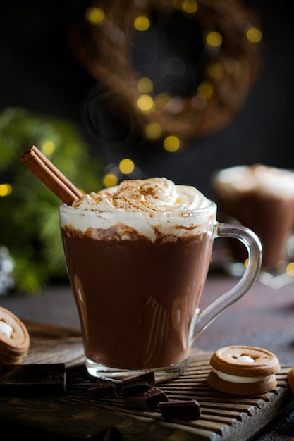 Tazza di cioccolata calda con marshmallow e biscotti