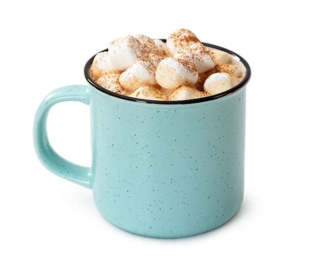 Tazza di cioccolata calda con marshmallow isolati su sfondo bianco