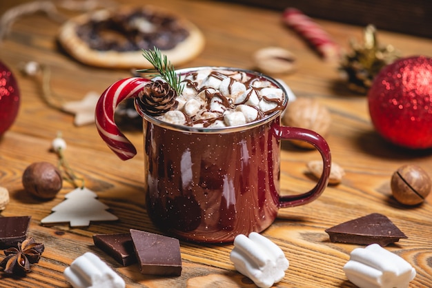 tazza di cioccolata calda con marshmallow