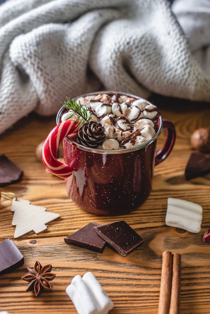 tazza di cioccolata calda con marshmallow