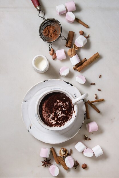 Tazza di cioccolata calda con marshmallow