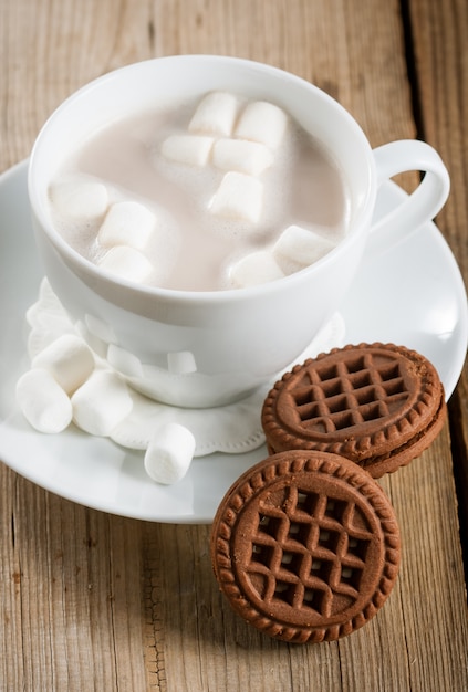 Tazza di cioccolata calda con marshmallow