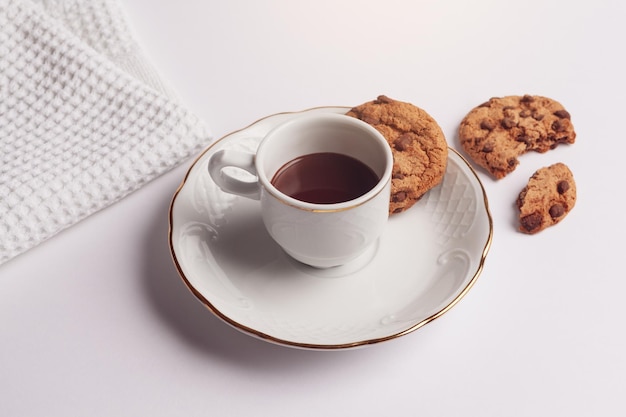 Tazza di cioccolata calda e biscotti al cioccolato con sfondo bianco Concetto di colazione