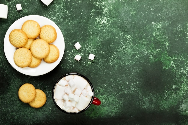 Tazza di cioccolata calda e biscotti per natale sulla vista grigia e superiore, spazio della copia