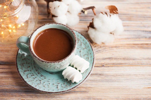 Tazza di cioccolata calda e luci