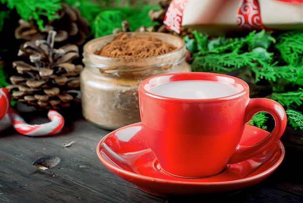 Tazza di cioccolata calda fatta in casa di Natale