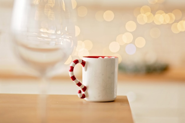 tazza di cioccolata calda in accogliente atmosfera natalizia
