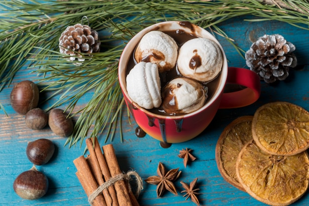 tazza di cioccolata calda, marshmallows, noci, agrumi canditi.