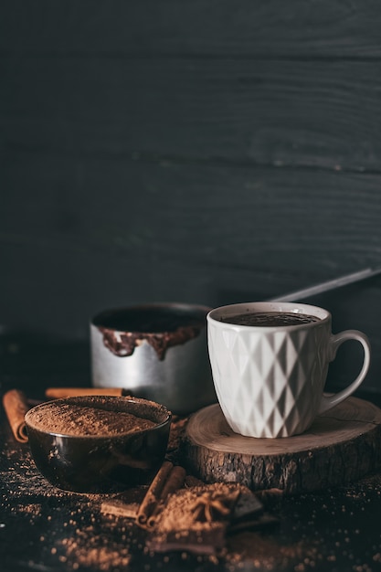 Tazza di cioccolata calda su fondente