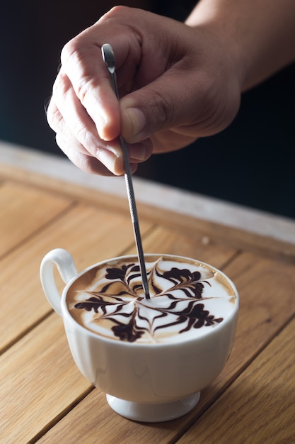 tazza di cioccolata calda sul tavolo di legno