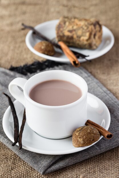 Tazza di cioccolato con vaniglia e cannella