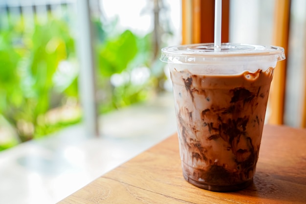 Tazza di cocco o frappe di cacao sul tavolo