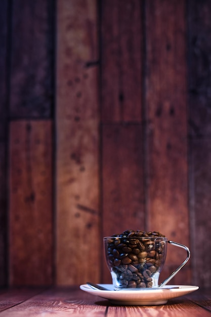 Tazza di concetto della giornata mondiale del caffè con chicchi di caffè