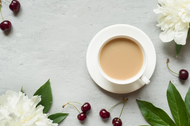 Tazza di crema di blocco note telaio peonie fiori di ciliegio peonia.