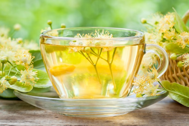 Tazza di fitoterapia sana del tè di tiglio