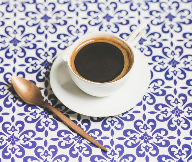 Tazza di fondo orientale del caffè in stile turco o orientale nero