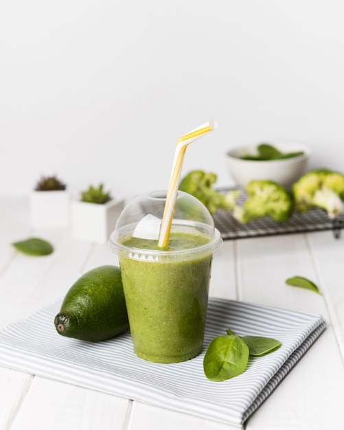 Tazza di frullato di avocado e spinaci