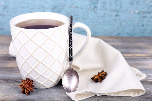 Tazza di gustoso tè caldo, sul tavolo di legno