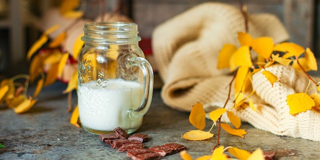 tazza di latte e biscotti sul tavolo foglie di autunno giallo