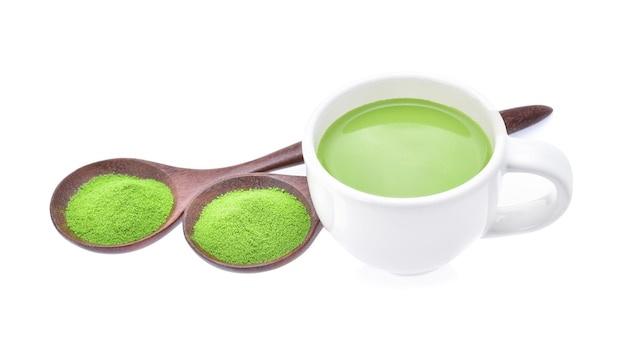 Tazza di latte matcha su sfondo bianco