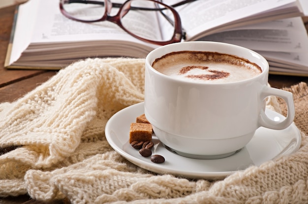 Tazza di latte sui vecchi precedenti di legno