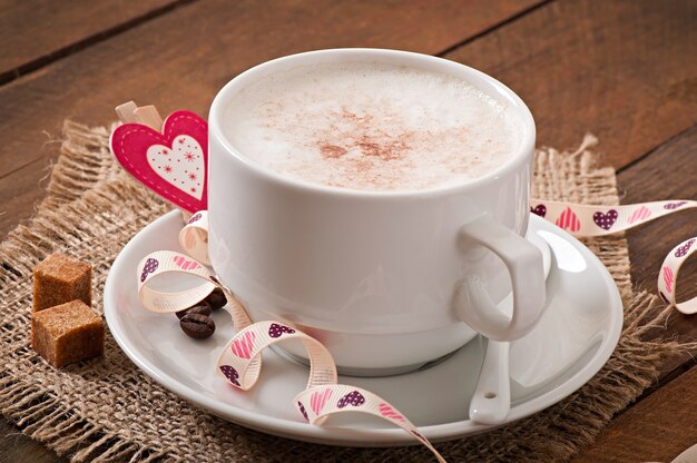 Tazza di latte sui vecchi precedenti di legno