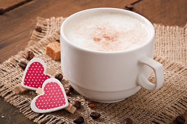 Tazza di latte sui vecchi precedenti di legno