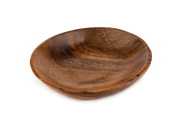 Tazza di legno vuota isolata su fondo bianco