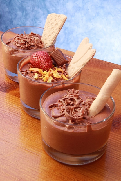 tazza di mousse al cioccolato con biscotto