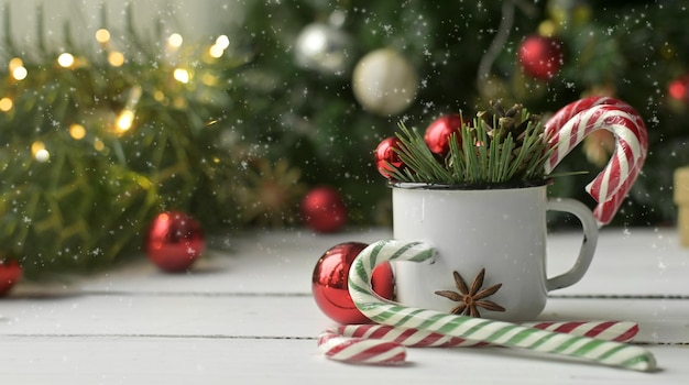 Tazza di Natale con palloncini rossi Rami di albero di Natale e lecca-lecca Autentica foto di Natale