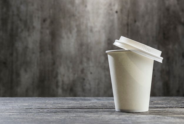 Tazza di polistirolo con caffè