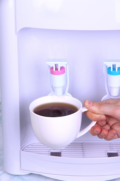 Tazza di riempimento donna al refrigeratore d'acqua