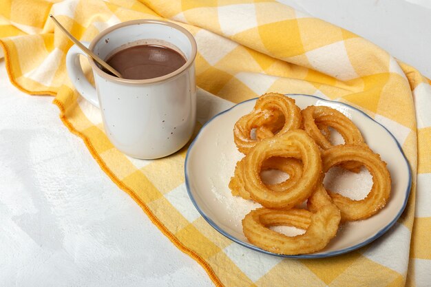 Tazza di salsa al cioccolato con churros