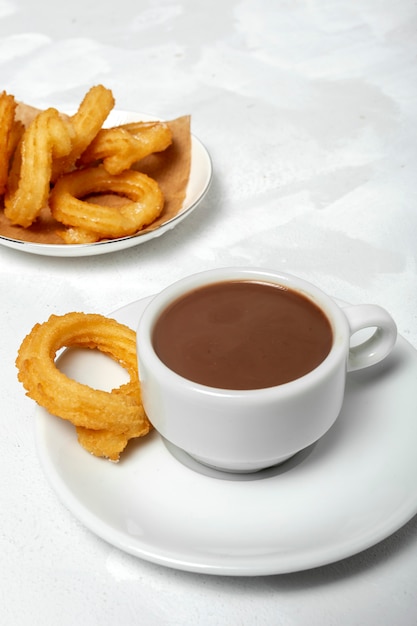 Tazza di salsa al cioccolato con churros