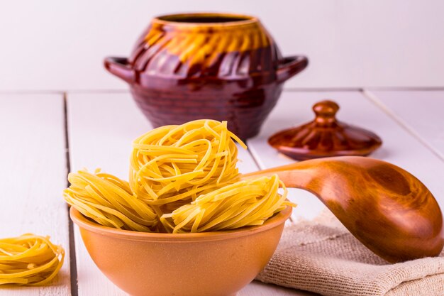 Tazza di spaghetti e un cucchiaio di legno