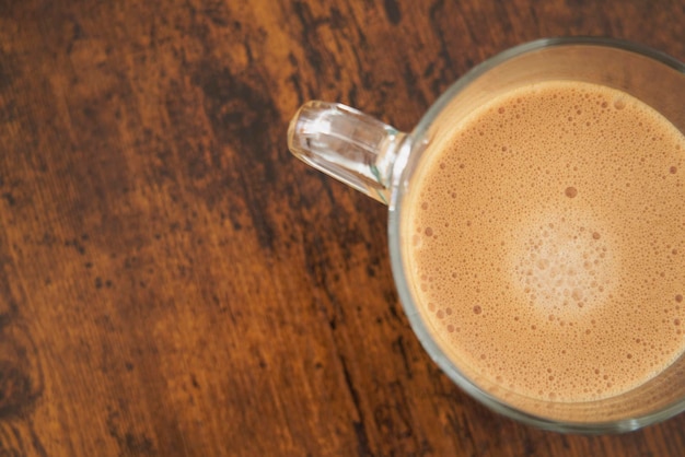 Tazza di spumante Dolce Gusto latte caffè sul tavolo di legno