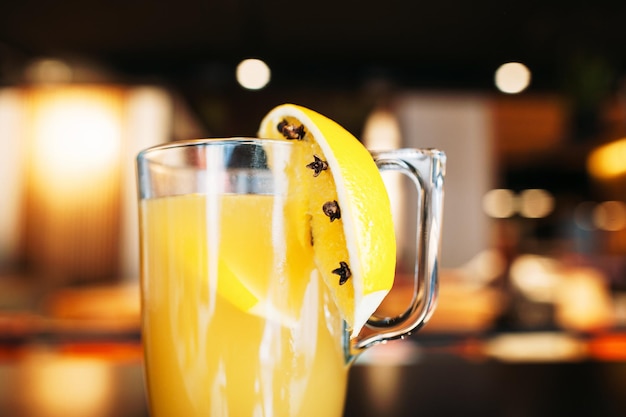 Tazza di succo d'arancia fresco al primo piano della barra