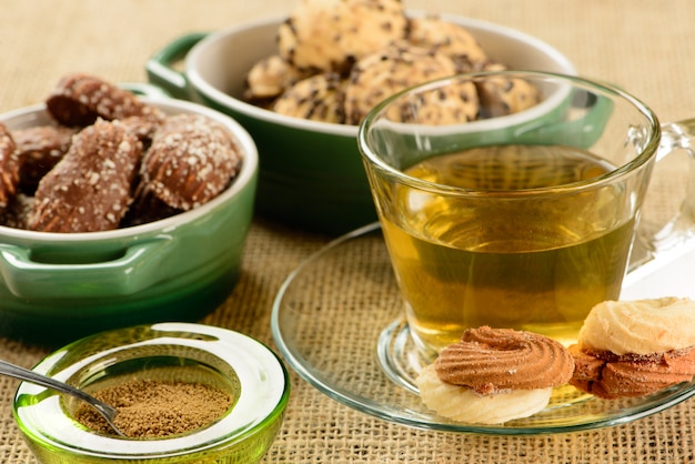 Tazza di tè al finocchio con cracker