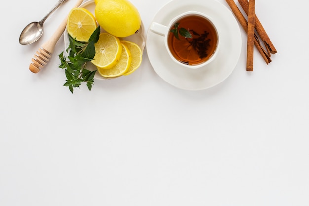 Tazza di tè al limone e cannella