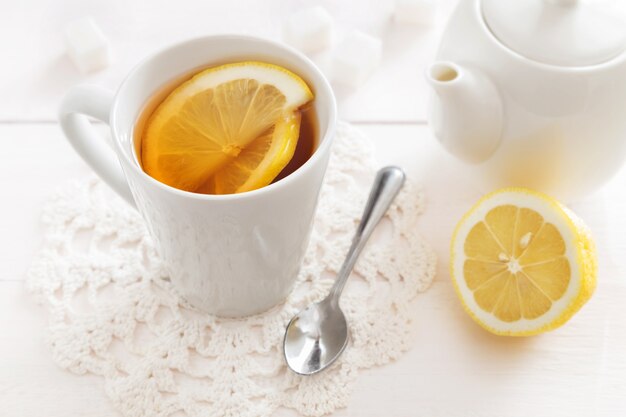 Tazza di tè al limone e una teiera