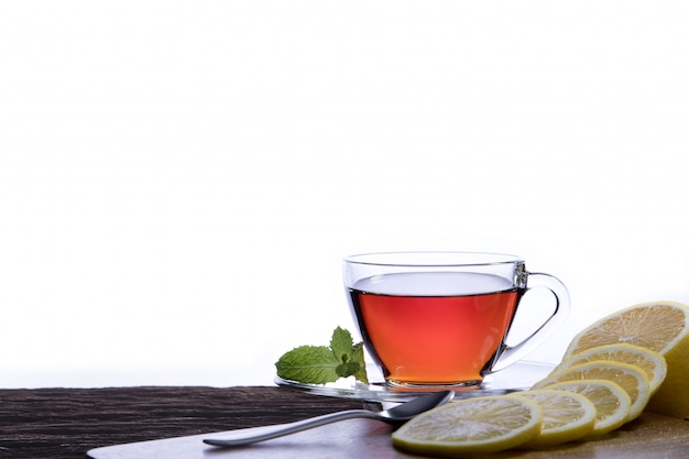 Tazza di tè al limone su fondo bianco