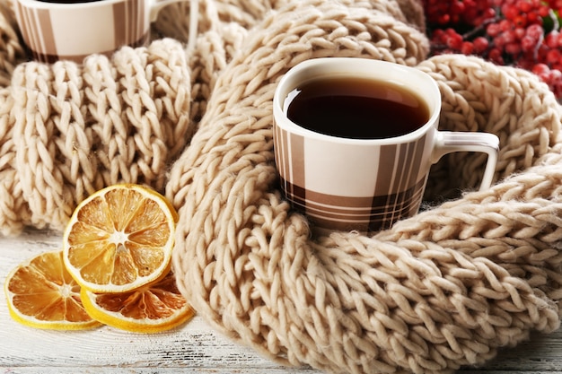 Tazza di tè al limone sul primo piano del tavolo