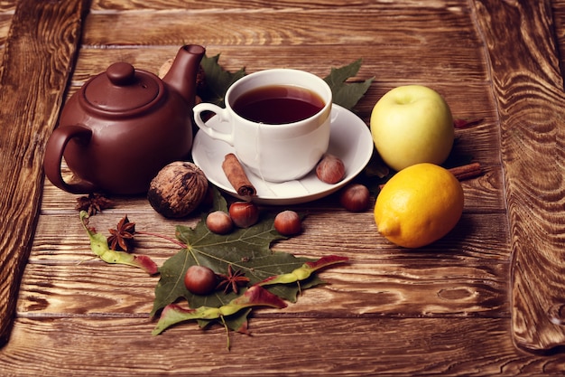 Tazza di tè al limone sul tavolo di legno