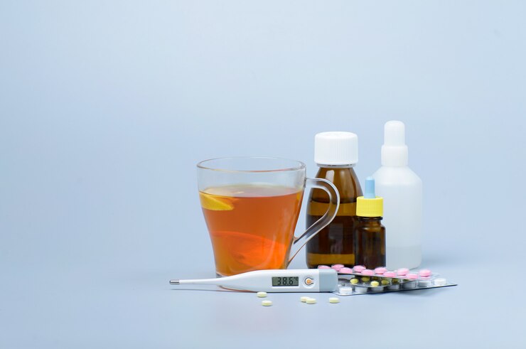 Tazza di tè al limone, termometro e droghe
