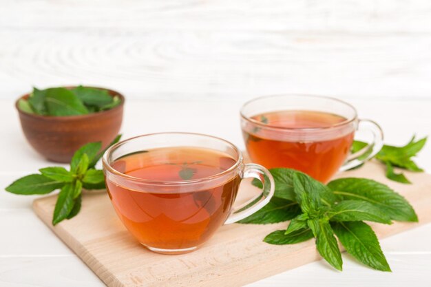 Tazza di tè alla menta sullo sfondo del tavolo Tè verde con vista dall'alto di menta fresca con spazio per la copia