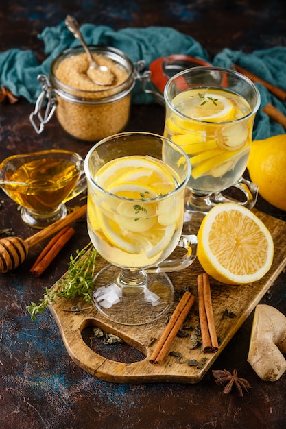 Tazza di tè allo zenzero con miele e limone