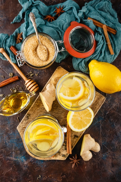 Tazza di tè allo zenzero con miele e limone