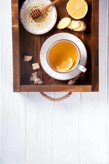 Tazza di tè allo zenzero. Immunità virale. Concetto di alimentazione sana.