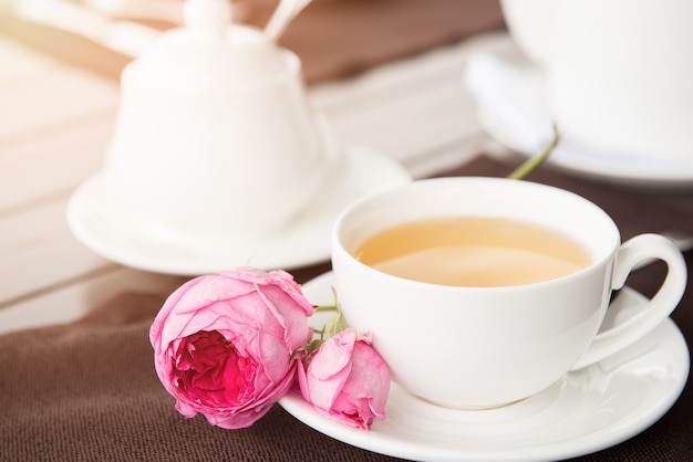 Tazza di tè bianco con teiera e zuccheriera sul tavolo