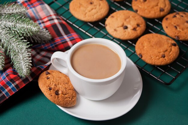 Tazza di tè, biscotti fatti in casa